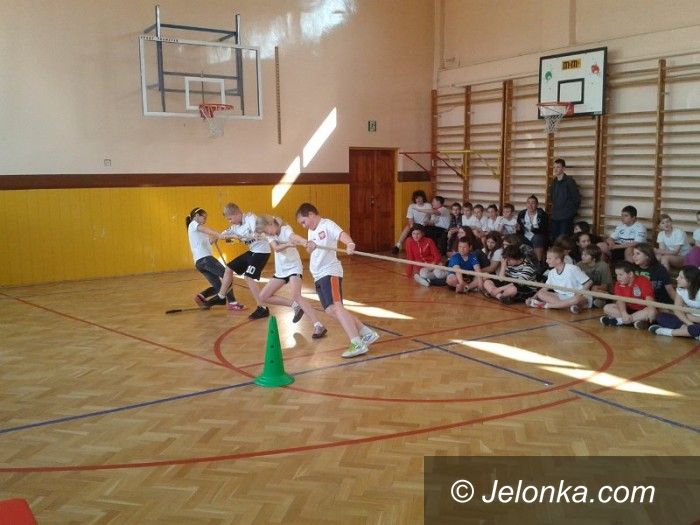 Jelenia Góra: Przeciągali linę w SP 8