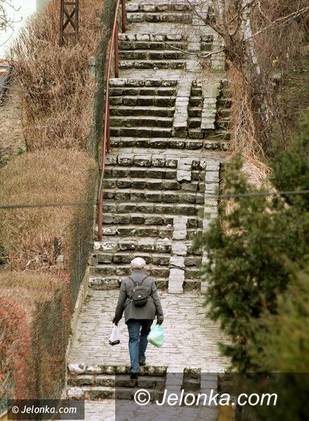 JELENIA GÓRA: Schodzą i wchodzą z duszą na ramieniu