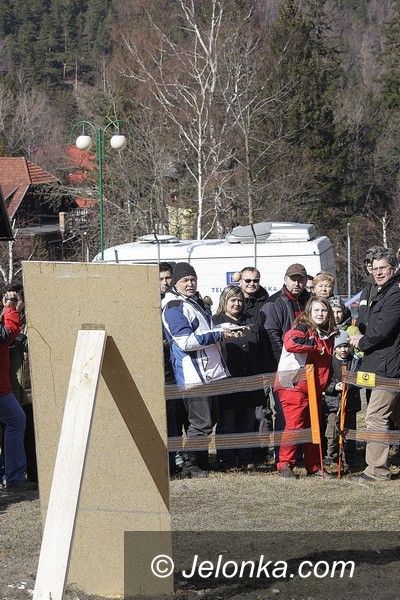 REGION JELENIOGÓRSKI: Udana zabawa z jajami pod Śnieżką. Obrzucali portret burmistrza
