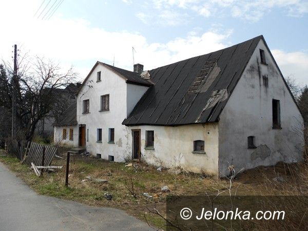 JELENIA GÓRA: Ruiny stoją, straszą, mogą się zawalić