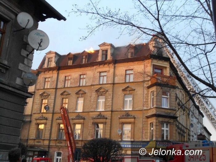 JELENIA GÓRA: Pożar kamienicy.  Dziesięć osób ewakuowanych