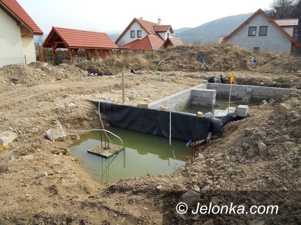 JELENIA GÓRA: Niezabezpieczona budowa zagraża mieszkańcom