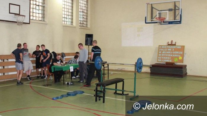 Jelenia Góra: Wyciskali sztangę walcząc o miano mistrza „Handlówki”