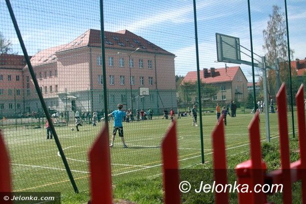 Jelenia Góra: Ogrodzenie z kolcami w „dziesiątce”. Czy bezpieczne?