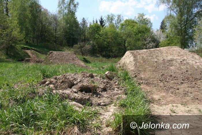 Jelenia Góra: Młodzi nie doczekali się skateparku i sami go zbudowali