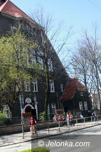 Jelenia Góra: Rodzice wygrali batalię z ratuszem, dzieci pójdą do „dwójki”