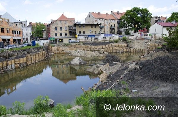 Jelenia Góra: Dziura w ziemi będzie straszyć do lipca