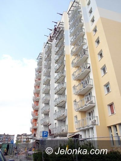 Jelenia Góra: Likwidują niebezpieczne balkony