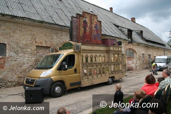Straniszów: Bajkobus przyjechał do Pałacu na Wodzie w Staniszowie