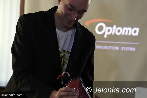 Jelenia Góra: Medal za ofiarność i odwagę czeka na listonosza–bohatera