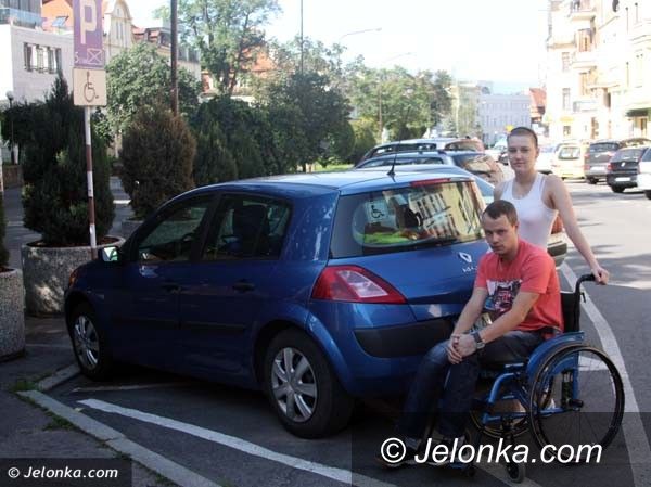 Jelenia Góra: Niepełnosprawni czekają na weryfikację kart parkingowych