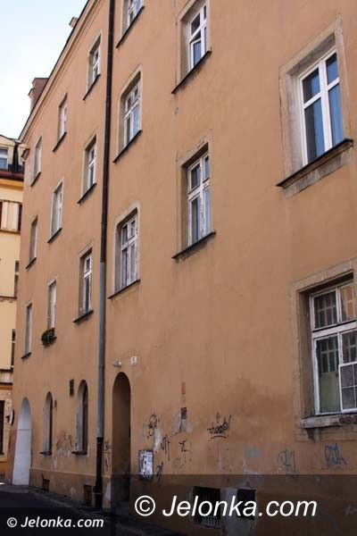 Jelenia Góra: Niebezpieczny mężczyzna terroryzuje mieszkańców