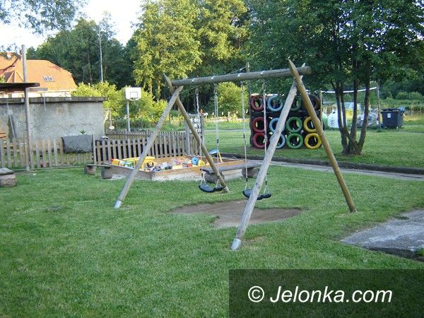 Jelenia Góra: Mieszkańcy zrobili plac zabaw, ale nie ma na wyposażenie. Władza pomoże?