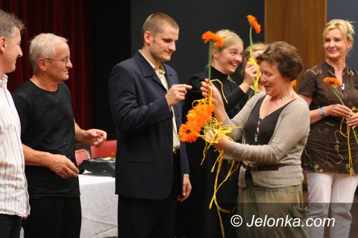 Jelenia Góra: „Podróże dookoła pokoju stołowego” – po premierze w „Muflonie”