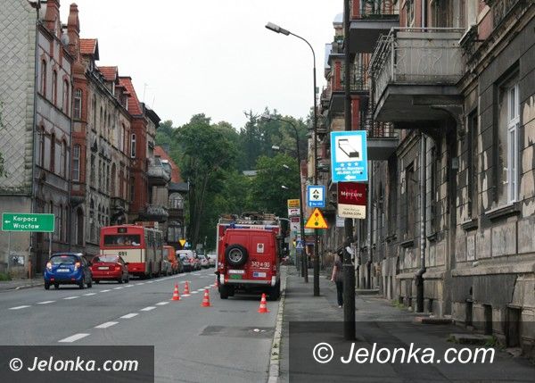 Jelenia Góra: Chciał skoczyć z drugiego piętra – bo przyszła po niego policja