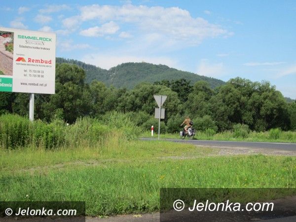 Region: Zarośnięte skrzyżowanie jest zagrożeniem, a na wykoszenie chwastów nie ma pieniędzy