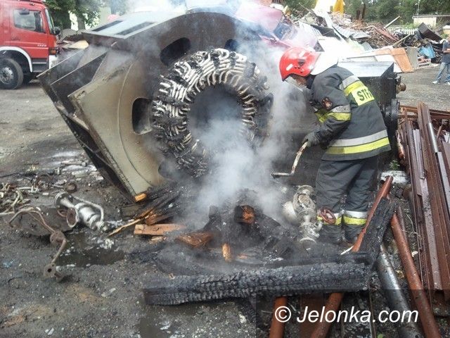 Jelenia Góra: Pracownik złomu opalał kable i truł mieszkańców