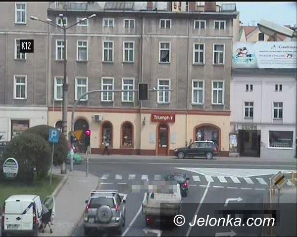 Jelenia Góra: Zuchwały złodziej okradł zaparkowane auto w centrum