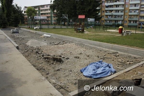 Jelenia Góra: Budowa parkingu podzieliła mieszkańców Osiedla Orle