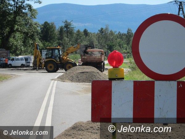 Region: Trwa budowa ronda w Miłkowie. Kierowcy gubią się w objazdach
