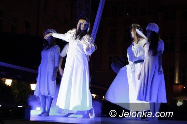 Jelenia Góralenia Góra: Teatry uliczne hasały po Rynku. Brawo! – mówili widzowie