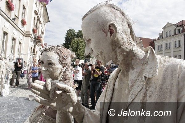 Jelenia Góra: Glinoludy opanowały wczoraj Jelenią Górę. Finał Festiwalu Teatrów Ulicznych