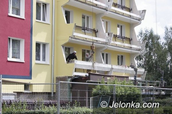 Jelenia Góra: Wielkie, ciężkie, brzydkie... Z Zabobrza znikają ostatnie takie balkony