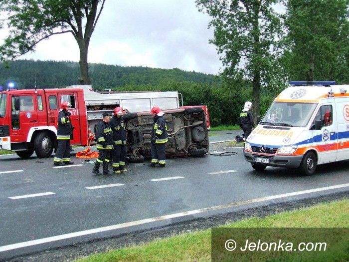 Region: Czołówka peugeota ze skodą – pięć osób w szpitalu, w tym jedna transportowana śmigłowcem