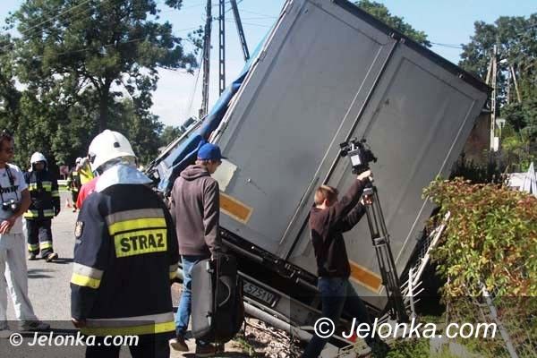 Dziwiszów: W Dziwiszowie tir stoczył się z drogi i uderzył w słup