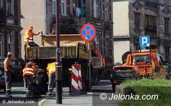 Jelenia Góra: Łatają dziury przy al. Wojska Polskiego