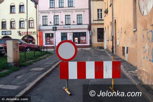 Jelenia Góra: Trwa przebudowa Grodzkiej – są utrudnienia w przejściu chodnikiem