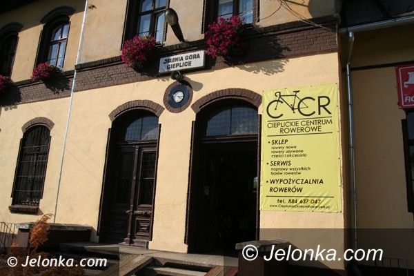 Jelenia Góra: Z cieplickiej stacji na peron przez… płot