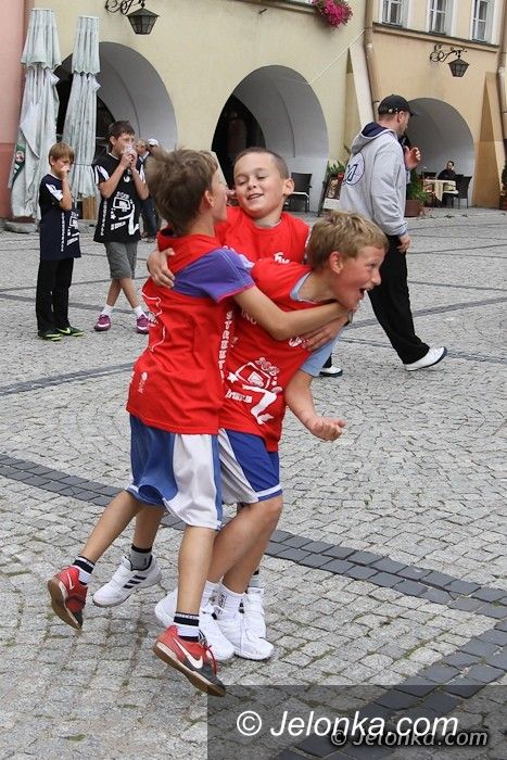 Jelenia Góra: Święto koszykówki na jeleniogórskim Rynku. Dzień pierwszy