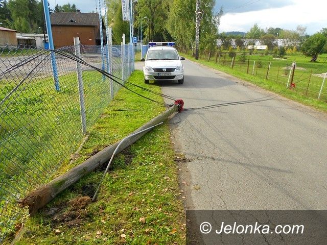 Jelenia Góra: Słupy telekomunikacyjne spadły na ulicę