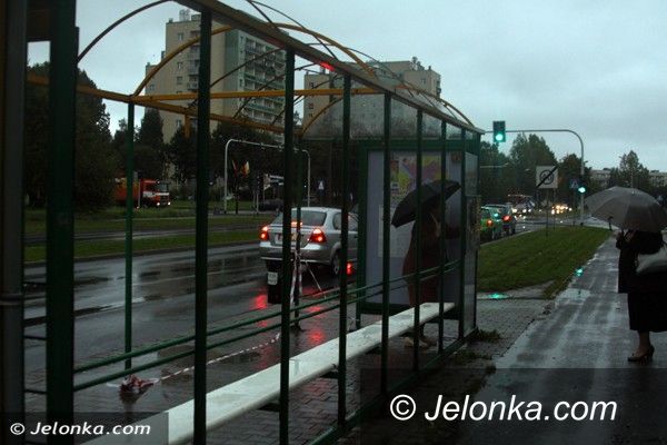 Jelenia Góra: Wymieniają kolejne wiaty, będzie również wiata przy al. Jana Pawła II