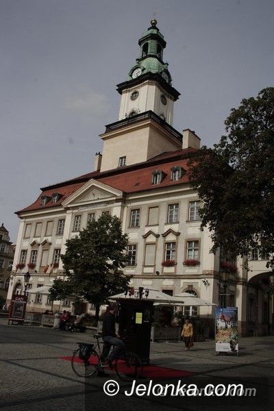 Jelenia Góra: Szafa z "Misia" czyli łubu–dubu na Placu Ratuszowym