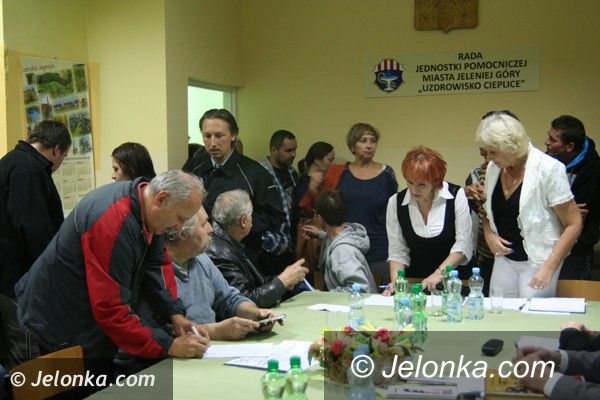 Jelenia Góra: Ciepliczanie walczą o „ludzki” regulamin Parku Zdrojowego. Protestują i zbierają podpisy