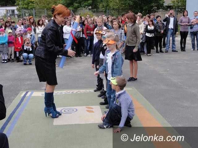 Jelenia Góra: Pierwszaki z  jeleniogórskiej „siódemki” pasowane na uczniów