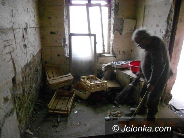Jelenia Góra: 88–latek żyje w nieludzkich warunkach. Co na to MOPS?