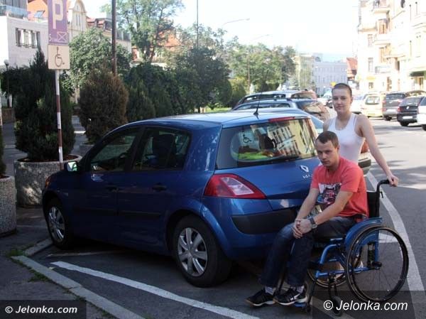 Jelenia Góra: Dodatkowe miejsca parkingowe dla niepełnosprawnych we właściwych miejscach?