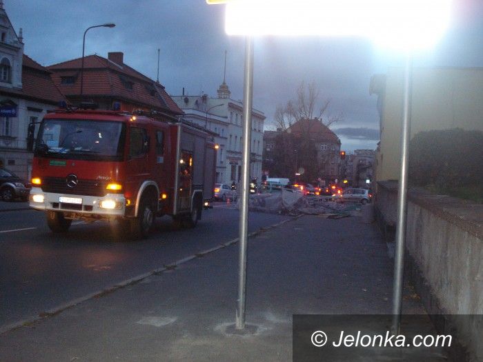 Jelenia Góra: Na chodnik runęło rusztowanie