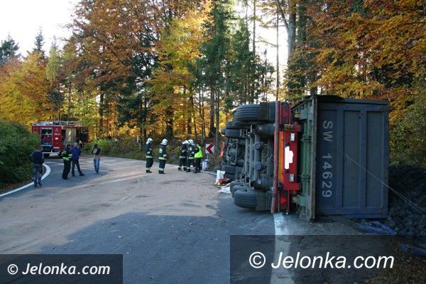 Region: Ciężarówka z węglem wywróciła się na „trójce”. Droga do Jakuszyc zablokowana