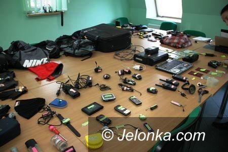 Jelenia Góra: Zatrzymani za około 60 włamań do aut