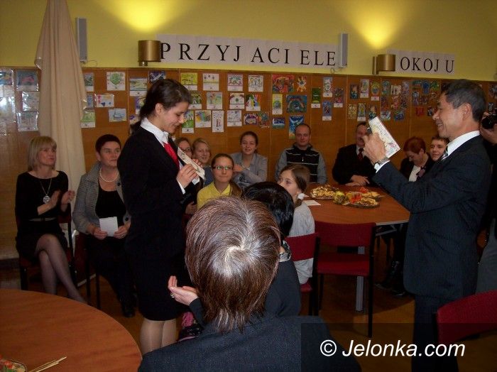 Jelenia Góra: Goście z Fundacji Goi gościli w "Ekonomie". Przywieźli Słup Pokoju