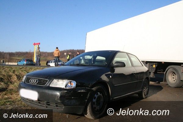 powiat jeleniogórski: Kierowca audi uderzył w tira na trasie do Karpacza