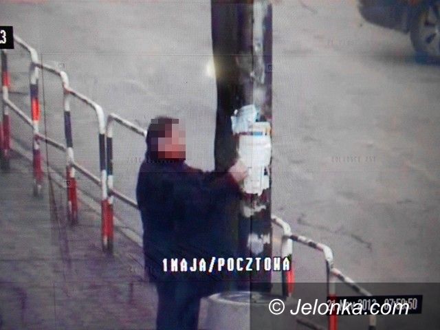 Jelenia Góra: Nielegalnie rozklejał ogłoszenia popijając piwo, wyśledziło go oko monitoringu