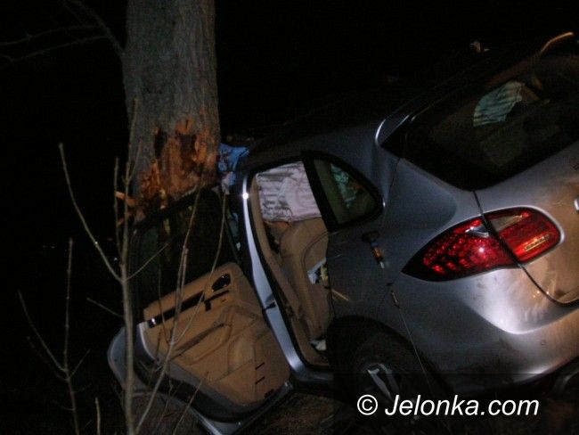 Jelenia Góra: Wypadek w Dziwiszowie – 65–latek był zakleszczony w aucie