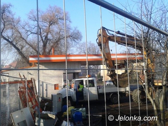 Jelenia Góra: Centrum informacji nie będzie. Wyburzono stację benzynową przy al. Wojska Polskiego