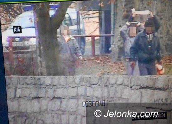 Jelenia Góra: Chłopcy rzucali w bezdomnych płytami