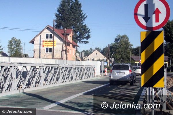 Jelenia Góra: Czytelnik: Pęka most w Maciejowej. MZDiM: To tylko kruszy się asfalt